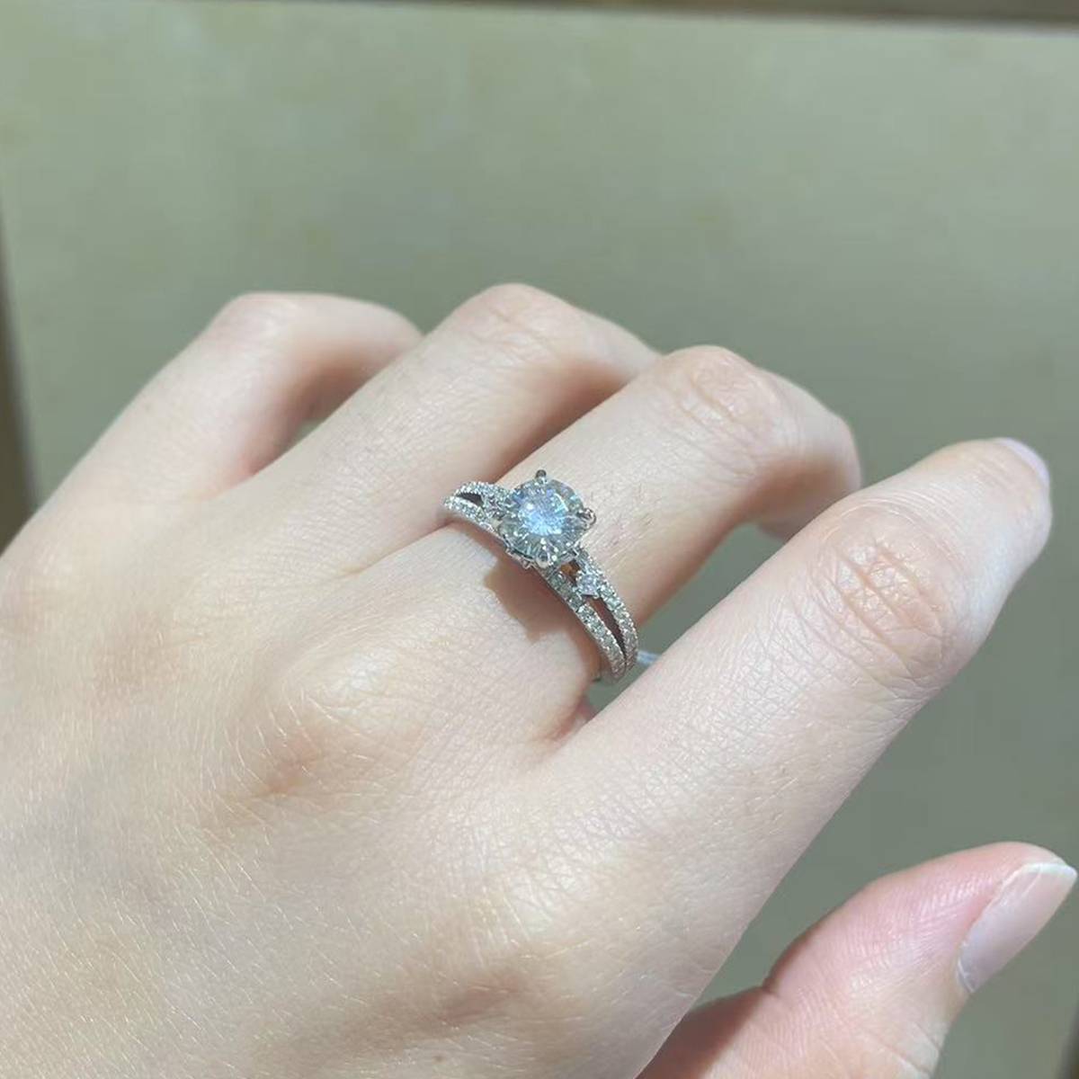 Light Luxury Four Claw Women's Ring S925 Silver Plated Platinum Customized Selection Main Stone Moissanite 1.0ct/Side Stone Cubic Zirconia